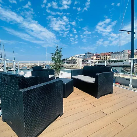 Botel Amsterdam Casa Flotante Gijón